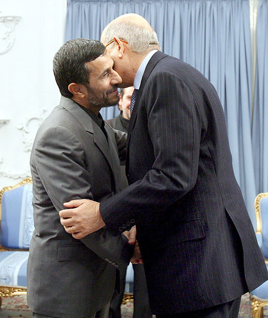 Mahmud Ahmadinezsad elnök és a Mohammed el-Baradei NAÜ-főtitkár. Közelednek