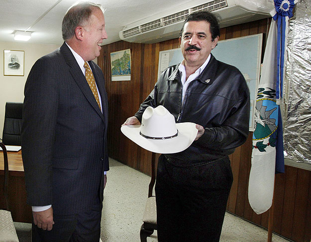 Thomas Shannonnak mutatja híres kalapját Zelaya elnök