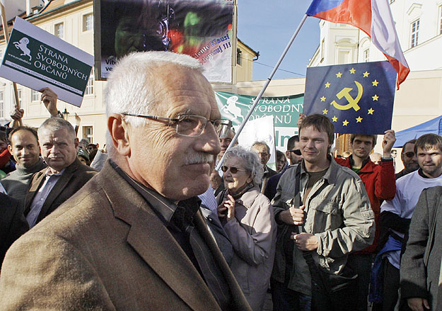 Václav Klaus euroszkeptikusok tüntetésén, október elején