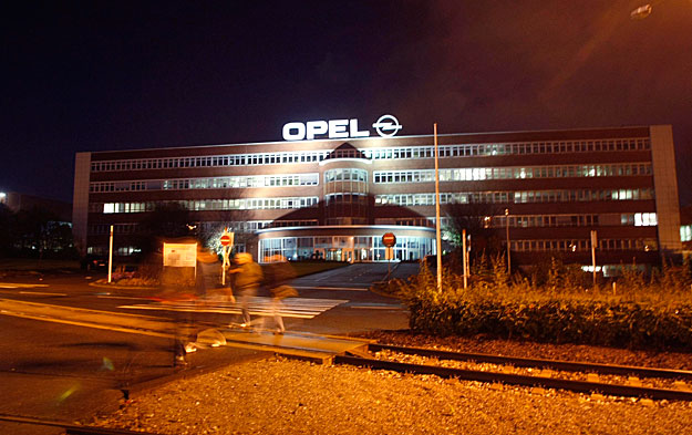 Opel-központ. Sötétben tapogatóznak