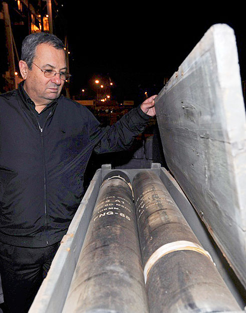 Ehud Barak izraeli védelmi miniszter megszemléli a fegyverszállítmányt az elfogott hajón az ashdodi kikötőben 2009. november 4-én