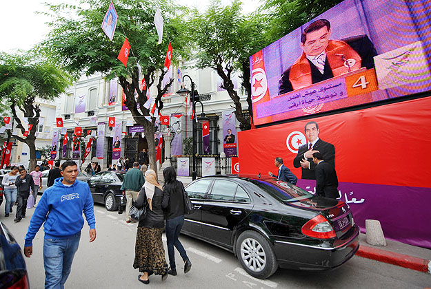 Tunéziai utcakép Ben Ali választási plakátjaival