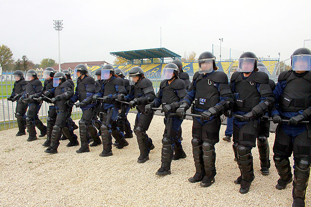 Bemelegítés - a november 7-i Pápa-FTC mérkőzésre "edzettek" szerdán a pápai stadionban