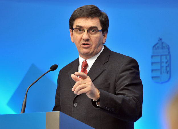 Veres János pénzügyminiszter beszél a kormányszóvivõi tájékoztatón a Miniszterelnöki Hivatal konferenciatermében.