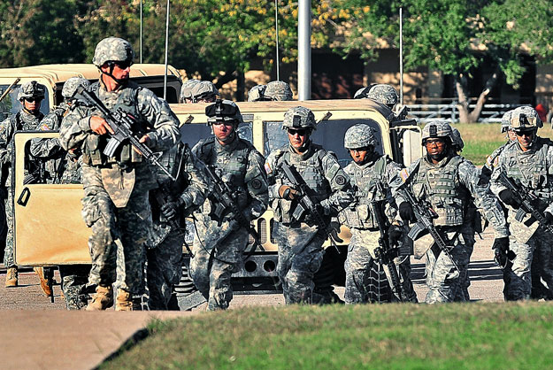 Katonák érkeznek a Fort Hood-i amerikai katonai bázis készenléti központjához