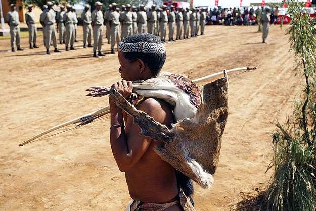 Busman vadász a botswanai-dél-afrikai határ közelében