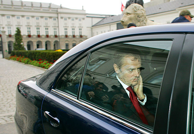 Donald Tusk kormányfő távozóban  a varsói elnöki palotából, Lech Kaczynskival folytatott egyik megbeszélése után