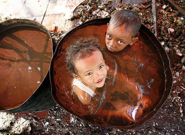 Dézsában fürdő gyerekek
