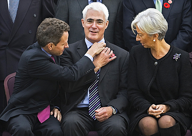 Pénzügyminiszterek egymás közt:a brit Alistair Darling igazgatja az amerikai Timothy Geithner nyakkendőjét, a francia Christine Lagarde megfigyelőként vesz részt aza eseményekben