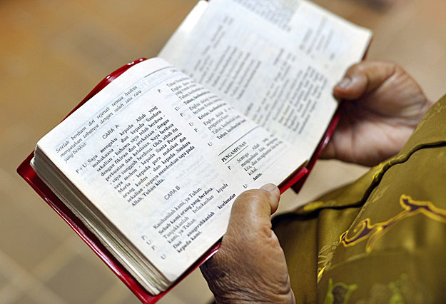 Keresztény hívő zsoltárkönyvvel Malajziában. A megtérőket féltik