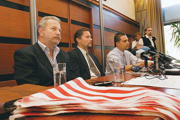 Ajándék a sajtónak - árpádsávos zászlók az asztalon, Bencsik András, Szilárd István (gárdaalapító) és Vona Gábor