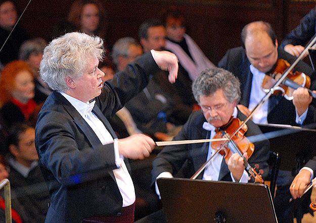 Budapest, 2009. november 8.
A Liszt Ferenc Zeneakadémia épületbúcsúztató fesztiváljának keretében Ludwig van Beethoven összes - kilenc - szimfóniáját egyetlen, háromrészes koncert keretében játszotta le a zeneakadémistákkal kibővített Nemzeti Filhar