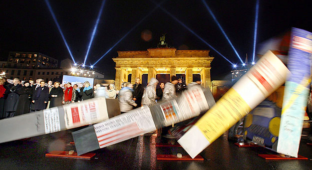 Zuhogó esőben, állam- és kormányfők jelenlétében kezdtek ledőlni a dominók a brandenburgi kapunál