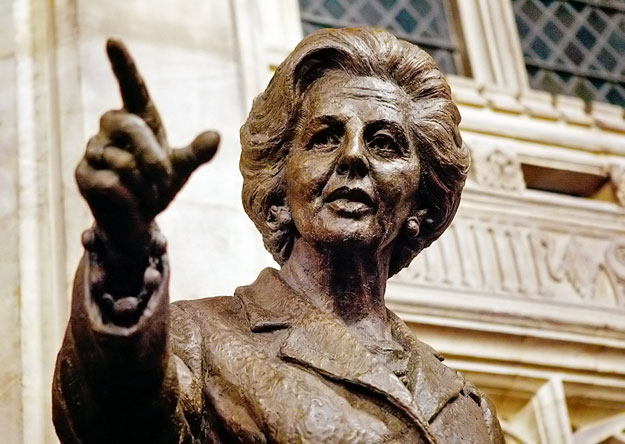 Margaret Thatcher bronzszobra a Westminster-palotában