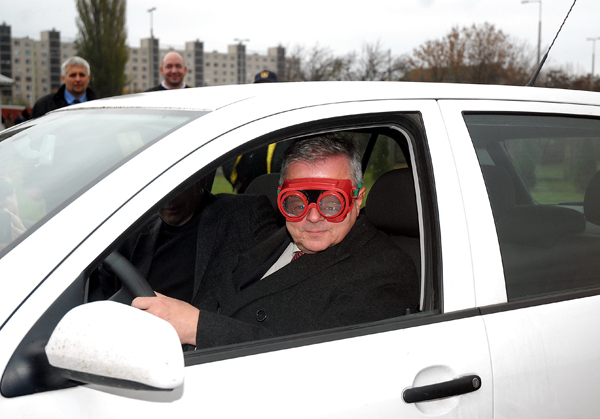 Habis László Eger polgármestere kipróbálja vezetés közben az ittas járművezetés szimulálására szolgáló speciális szemüveget