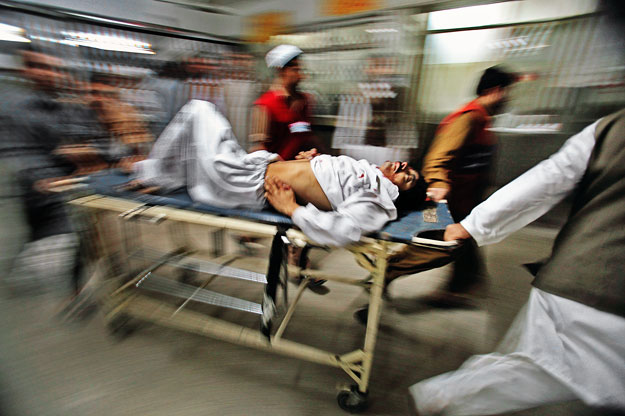 Robbantásos merénylet sebesültjét szállítják egy pesavari kórházba