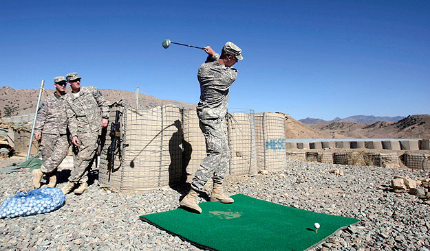 Golfozó amerikai katonák afganisztáni szálláshelyükön