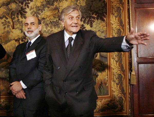 Bernanke és Trichet. 21 hely választja el egymástól az amerikai jegybank és az eurózóna első emberét 