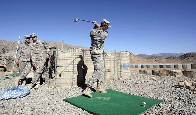 Golfozó amerikai katonák afganisztáni szálláshelyükön