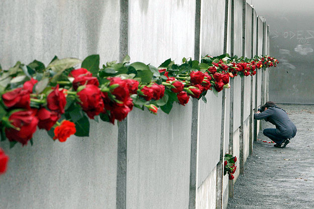 Emlékfotó a berlini fal helyéről