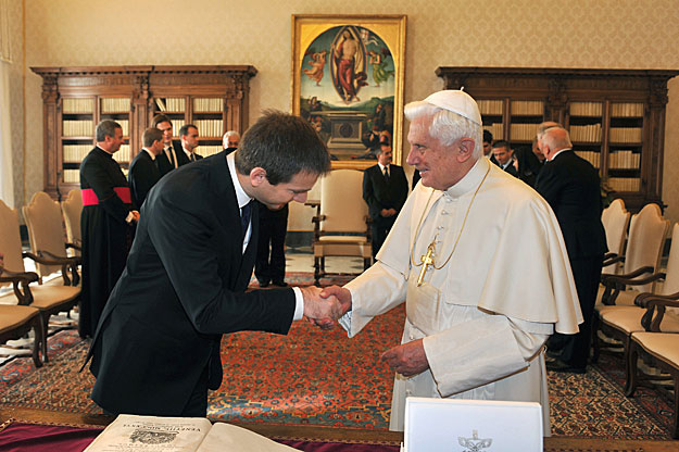 Bajnai Gordon miniszterelnök kezet fog XVI. Benedek pápával,