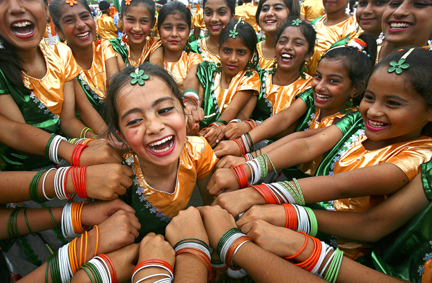Indiai iskolások előadása a függetlenség napi ünnepen