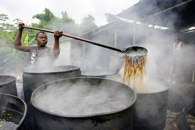 A man stirs some palm oil at a traditional soap factory in Abidjan, June 8, 2008. Cabacourou is a local soap made from palm oil and is used by Ivorian households because it is cheap. REUTERS/Luc Gnago  (IVORY COAST)