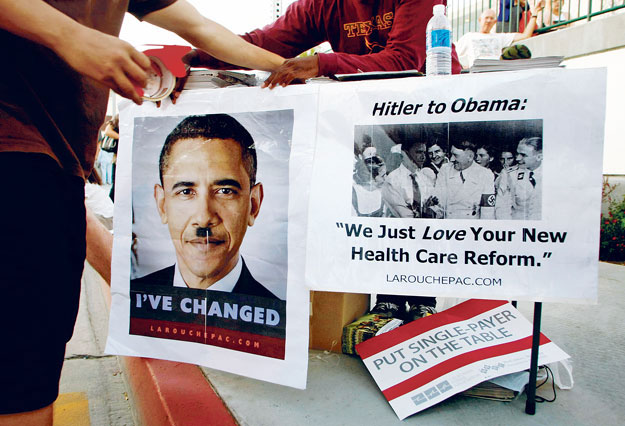 Az egészségügyi programja miatt  a hitleri időket idézve, vadul támadják Obamát