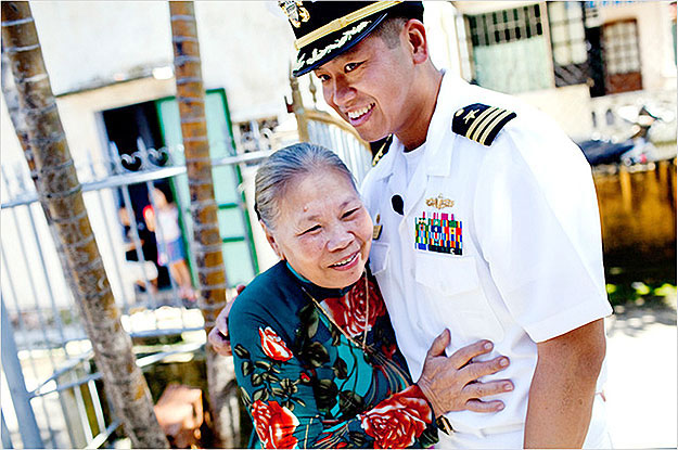 Le kapitány egy rokonával Huéban; testvérei közül négyen ottrekedtek, amikor 1975-ben a családjának többsége elmenekült