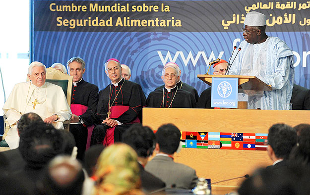 XVI Benedek pápa hallgatja a FAO főigazgatójának, a szenegáli Jacques Diouf beszédét 2009. november 16-án, Rómában