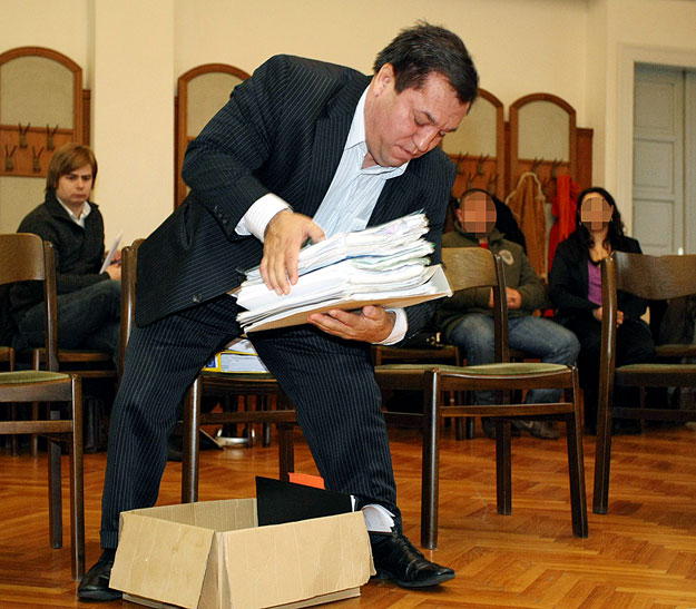 Kolompár Orbán a vallomástételhez hozott dokumentumokkal érkezik a Kecskeméti Városi Bíróságra 2009-ben