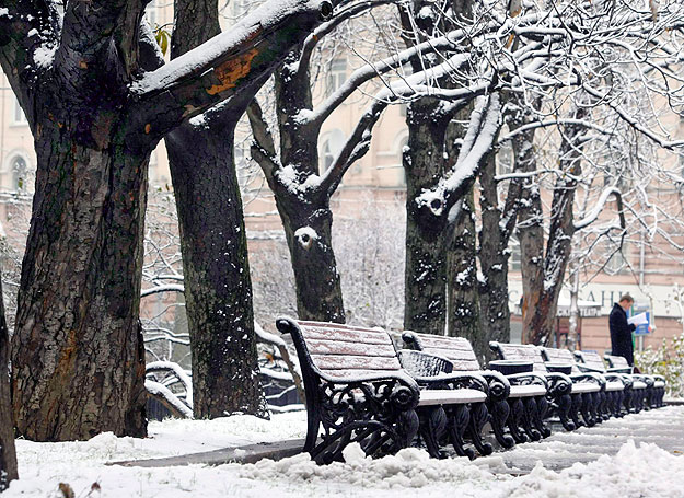 Hófödte fák és padok a novemberi Moszkvában