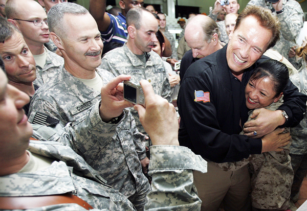 Arnold Schwarzenegger színész és kaliforniai kormányzó másodszor látogatott el Irakba