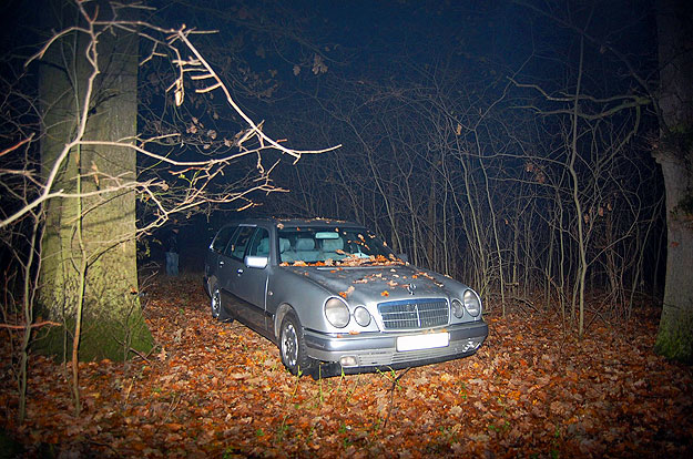 Az áldozat autóját a gyilkos egy erdőben rejtette el.