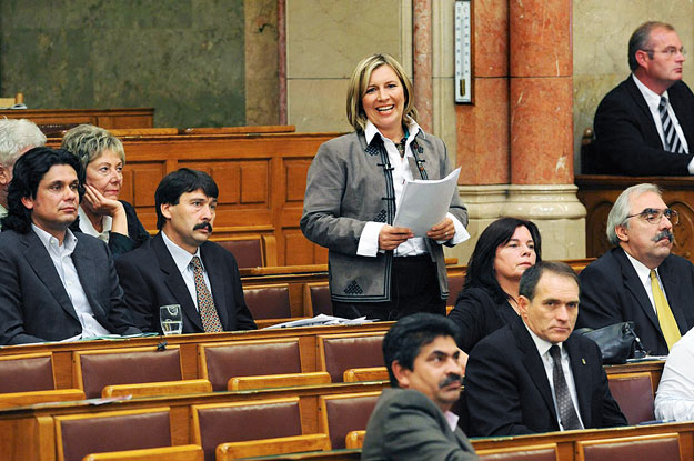 A Jobbik a Fidesz ellenfeleként definiálja magát és erősen támadja a vezető ellenzéki pártot