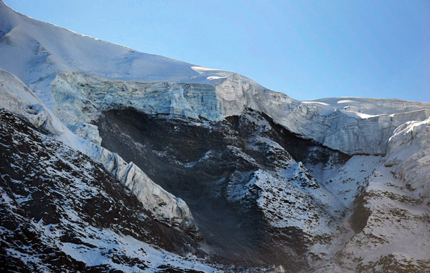 Caoke (Szecsuan), 2009. november 15.
A névtelen, lényegében felfedezetlen hegy Szecsuanban, melynek a középén - jól látható - szakadt le a jég és a szikla, ami feltehetően betemette a magyar hegymászókat. A hegy nem tartozik a Himalájához, csúcsa 60