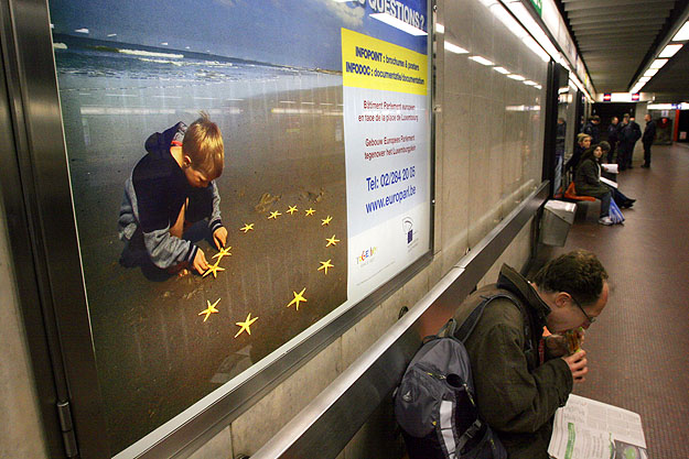 Brüsszeli metrómegálló. Megmondják majd, merre robogjon az unió