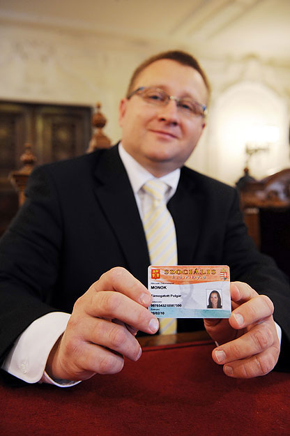 Szepessy Zsolt polgármester a szociális kártyával