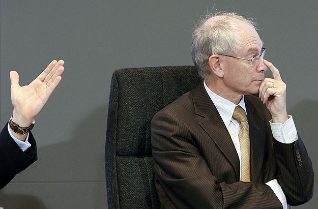 Herman Van Rompuyt választották az Európai Unió legfőbb döntéshozó fórumának elnökévé. A belga kereszténydemokrata politikus - jelenleg még miniszterelnök - az Európa Tanács élén december elsejétől visel felelősséget a kontinens jövőjéért.  