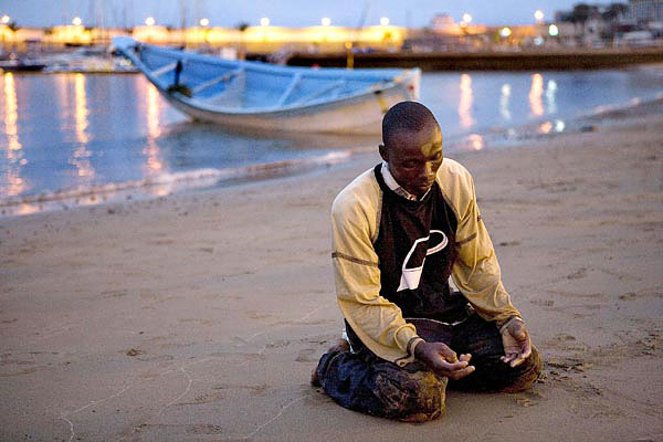 A Kanári-szigeteken partra vetődött migráns imádkozik