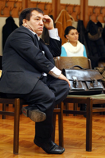 Kecskemét, 2009. november 20.
Kolompár Orbán a hatod rendű vádlott korábbi vallomásának felolvasását hallgatja a Kecskeméti Városi Bíróság tárgyalótermében, ahol folytatódott az Országos Cigány Önkormányzat elnökének és társainak bűntetőpere. Kolomp
