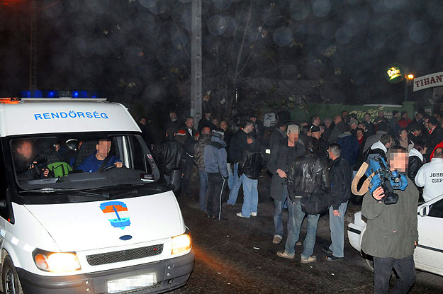 Rendőrök és résztvevők egy csepeli söröző előtt, ahol tagtoborzást tartott az Új Magyar Gárda Mozgalom 2009. november 20-án