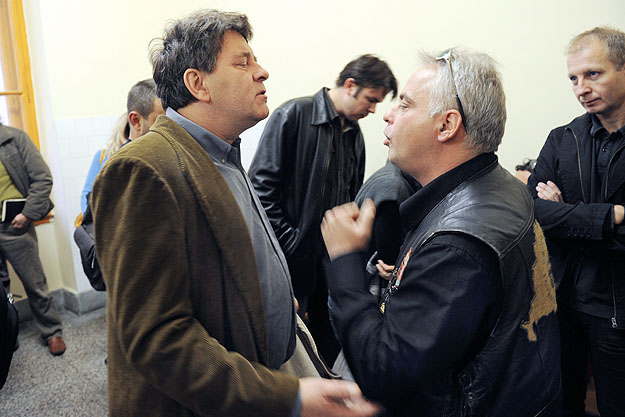 Bakács Tibor és Mészáros Imre a bíróság folyosóján