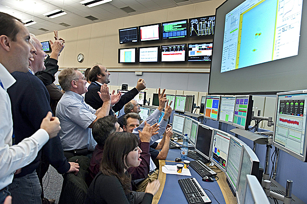 A 2009. november 21-én közzétett képen kutatók ujjonganak, miután sikeresen újraindították a Nagy Hadronütköztetőt (LHC - Large Hadron Collider) Genfben