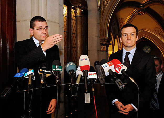 Kóka János és Bajnai Gordon miniszterelnök nyilatkozik a sajtó képviselőinek