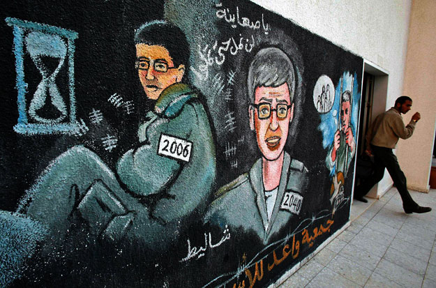 Az elrabolt Gilad Salit izraeli katonát ábrázoló falfestmény Gáza városban