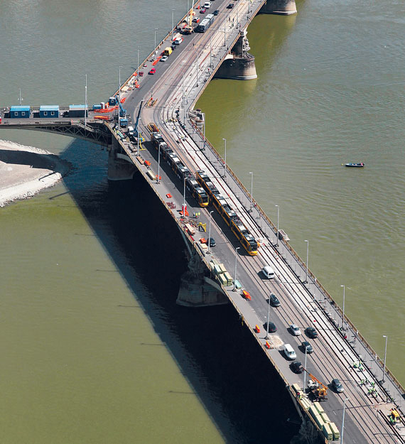 Augusztus 21. óta folyik a lezárt híd felújítása