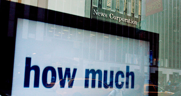 Mennyibe kerül? - kérdezi a plakát a News Corp. székháza előtt. A médiamágnás nem akarja ingyen adni a tartalmat