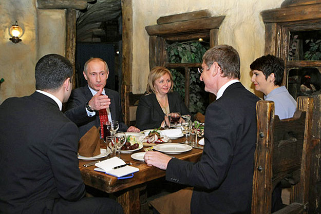 Az orosz kormányfő egy moszkvai ukrán étteremben látta vendégül volt kollégáját.