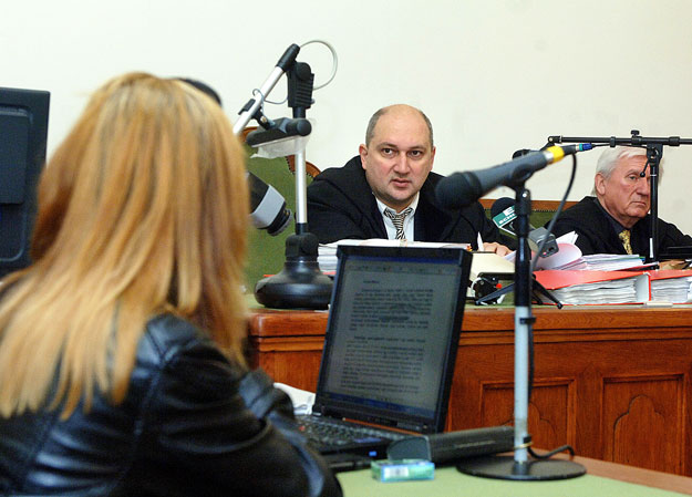 Nyilas Levente tanácsvezető bíró és E. Zsanett magánvádló (háttal) a Fővárosi Bíróság tárgyalásán októberben